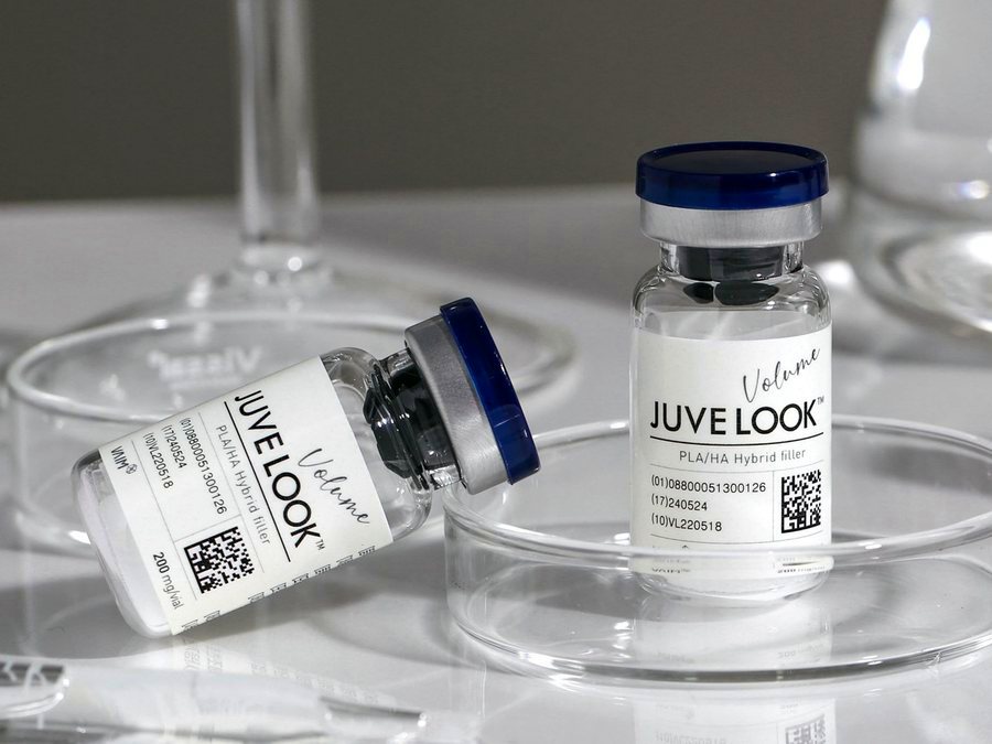 قارورتان من Juvelook Volume موضوعتان جنبًا إلى جنب على طبق زجاجي