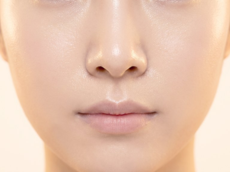 منطقة الاستشارة: تجميل الأنف · لقطة أمامية قريبة تُظهر جسر الأنف وطرفه