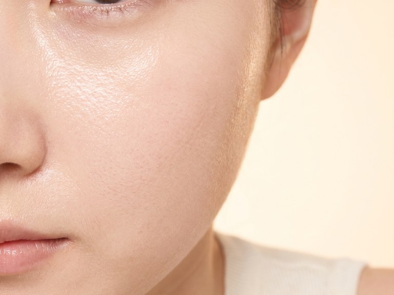 منطقة الاستشارة: Skin Booster · لقطة مقرّبة جدًا لملمس بشرة الخد