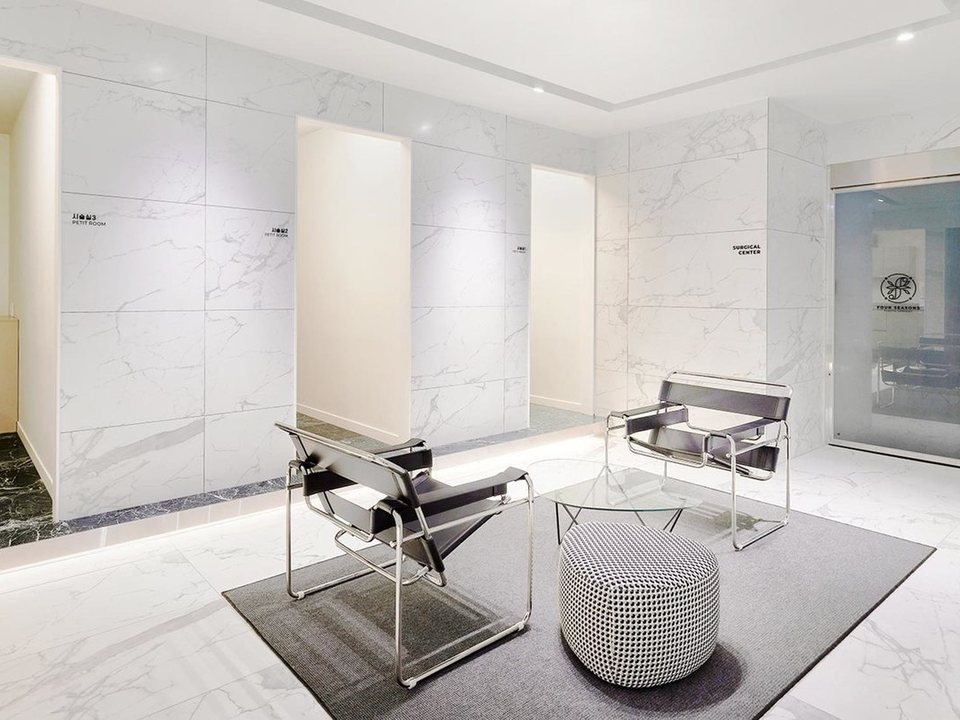 غرفة استشارات عيادة Four Seasons لجراحة التجميل