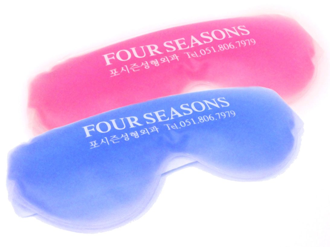 แผ่นประคบตาสีชมพูและสีน้ำเงินที่พิมพ์โลโก้ Four Seasons คลินิกศัลยกรรมตกแต่ง