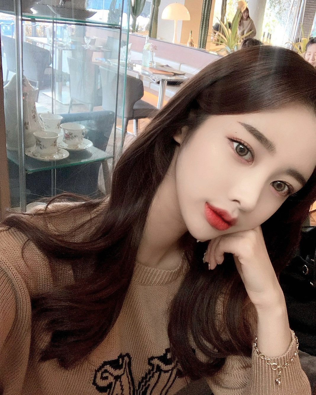 เซลฟี่ผู้หญิงเท้าคางหน้าตู้โชว์