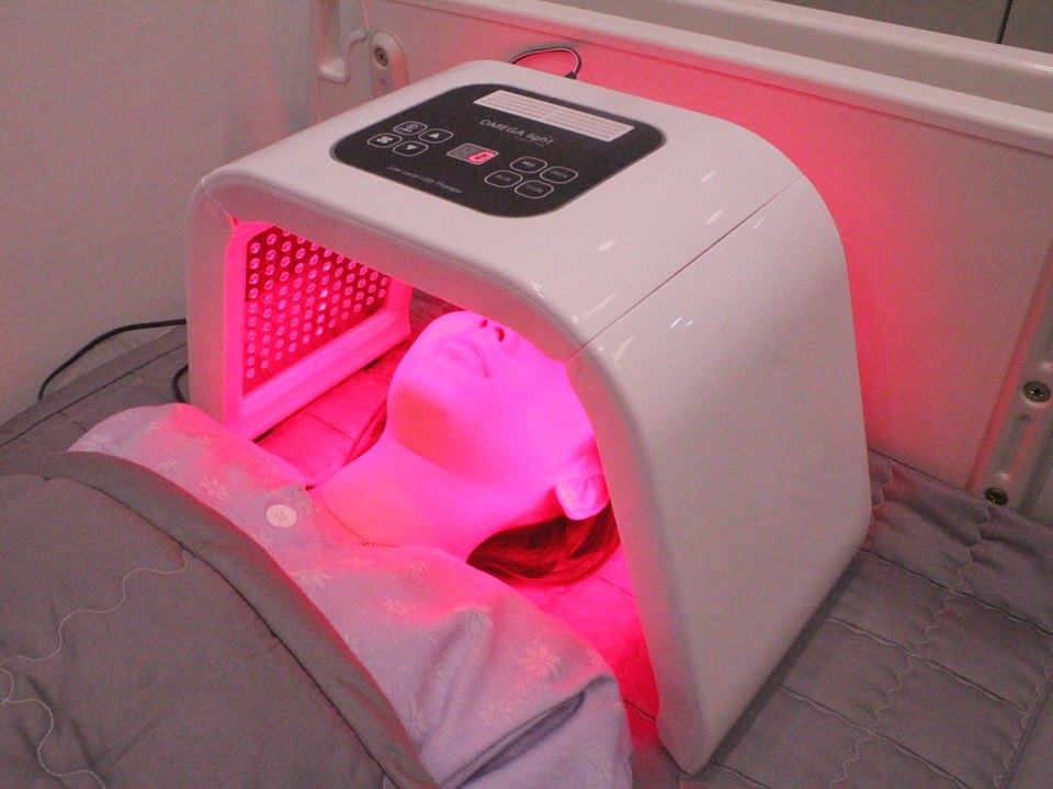 อุปกรณ์ดูแลผิว Omega Light ที่เปล่งแสงสีแดง