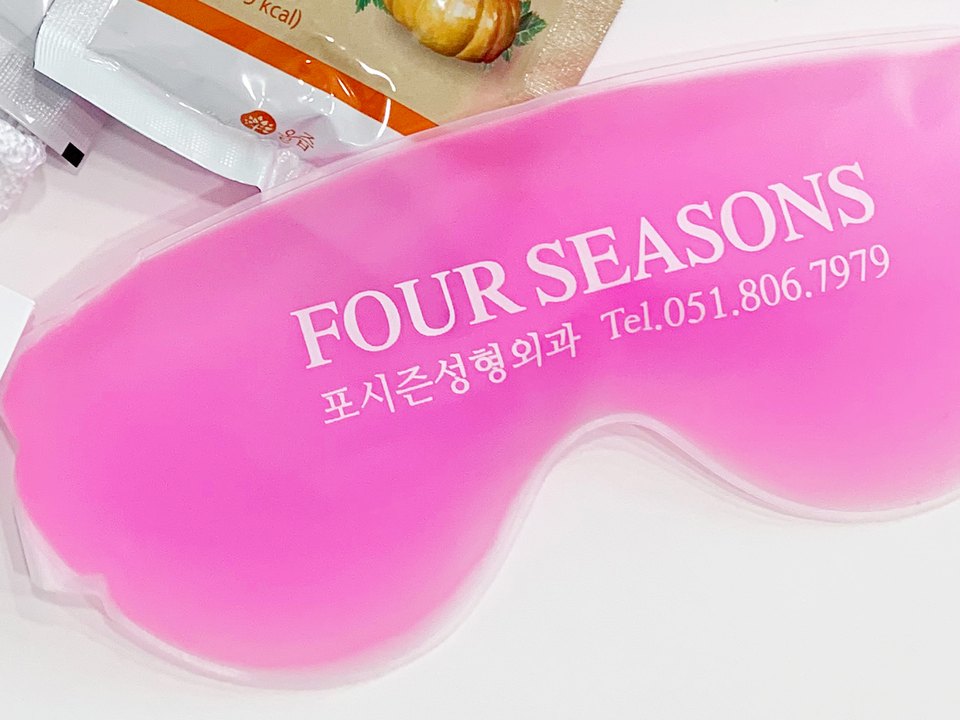 ถุงประคบเย็น/​ร้อนสีชมพูพิมพ์โลโก้คลินิกศัลยกรรมตกแต่ง Four Seasons