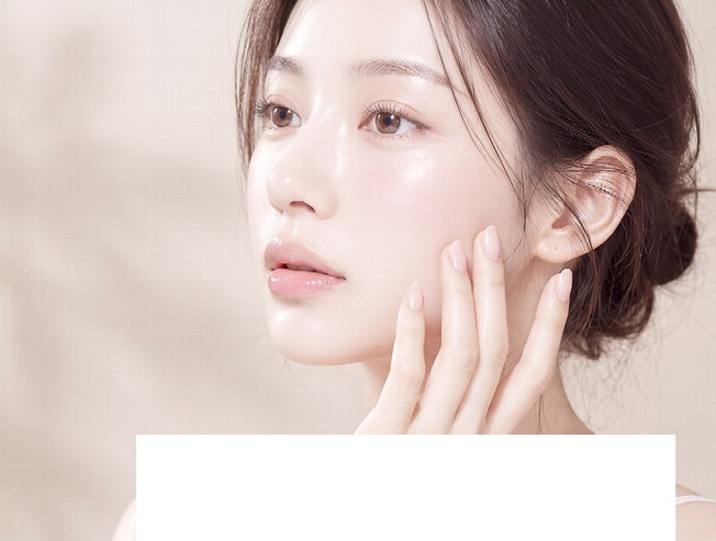 한 손을 볼에 대고 옆을 바라보는 맑은 피부의 여성 모델