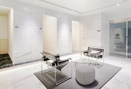 ห้องตรวจของ Four Seasons คลินิกศัลยกรรมตกแต่ง ที่มีเก้าอี้ตรวจและอุปกรณ์ตรวจ
