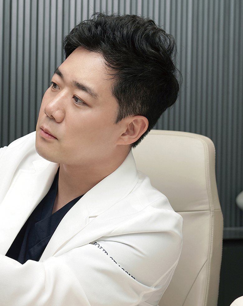 진료실에서 환자와 마주 앉아 상담하는 코성형 전담 의료진