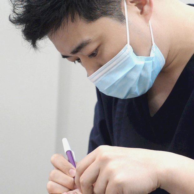 펜으로 코 디자인을 표시하는 코성형 전담 의료진