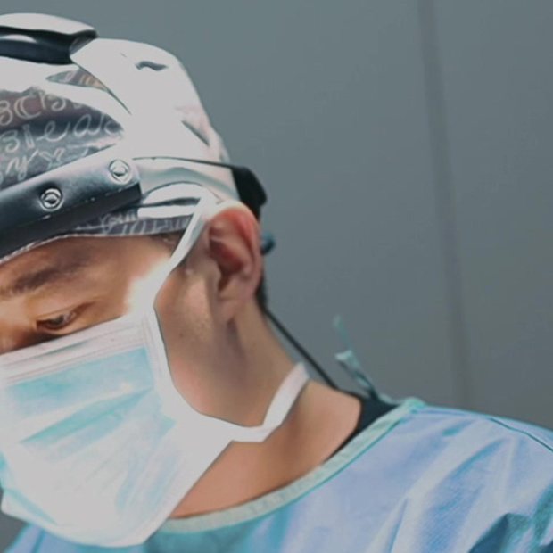 수술복과 헤드라이트를 착용하고 코성형 수술을 진행하는 의료진