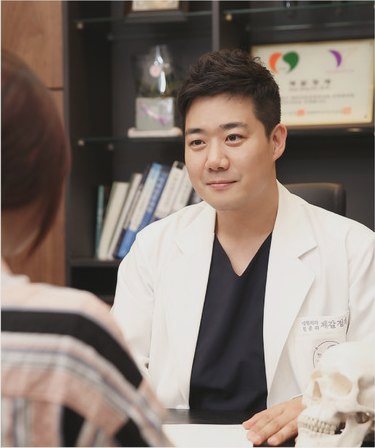 진료실에서 환자와 마주 앉아 상담하는 제갈정재 대표원장