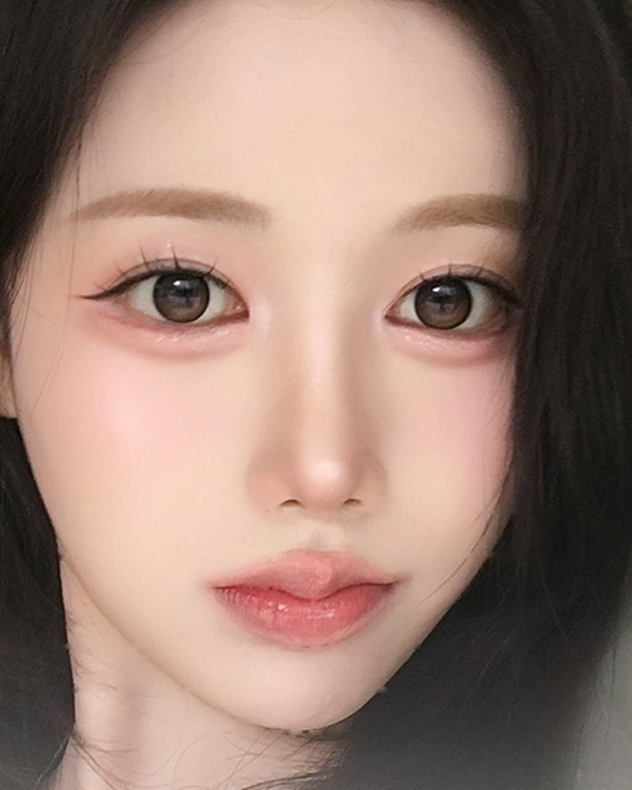 标有鼻下至上唇为1、其下一段为2的虚线测量线的女性正面面部