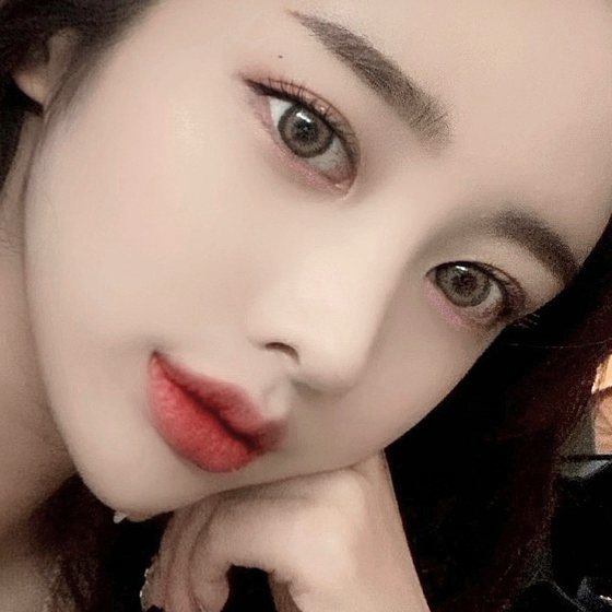 顎に手を添えて正面を見つめる女性モデルの鼻筋のクローズアップ