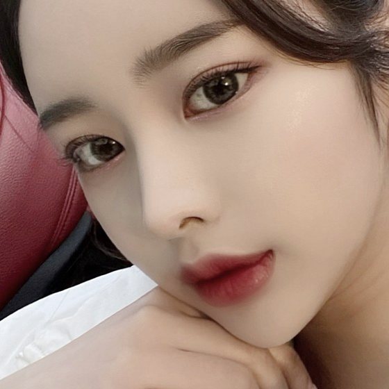 顔を傾けた女性モデルの鼻先のクローズアップ