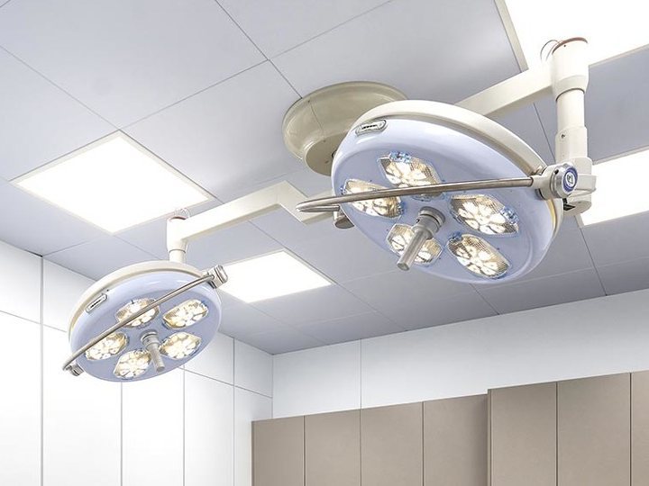 Surgical light mounted on the ceiling of the Four Seasons Plastic Surgery operating room