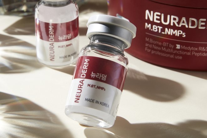 Vial Neuraderm M.BT_NMPs berdiri di atas latar beige