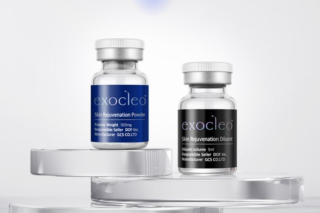 Vial bubuk dan cairan pelarut Exocleo diletakkan berdampingan di atas dudukan transparan