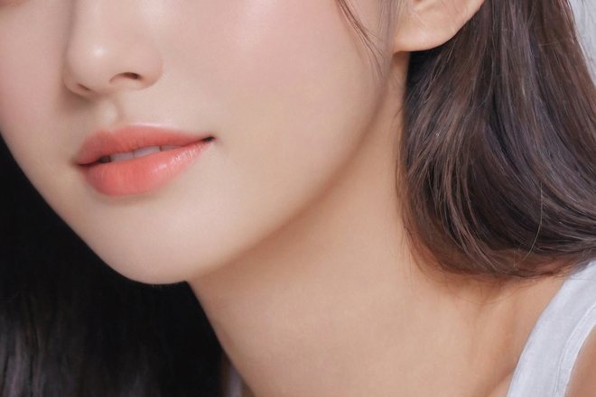 Close-up profil samping model wanita yang memperlihatkan garis rahang dan leher