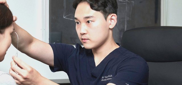 院長以器械測量並診斷患者臉部輪廓