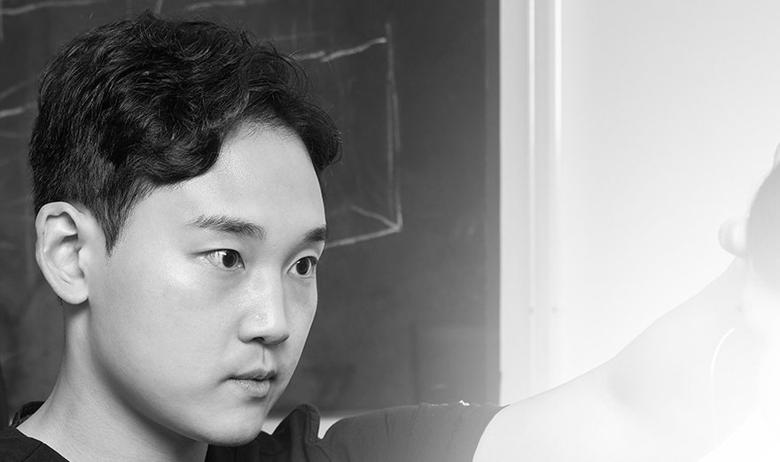 醫療人員看著螢幕說明手術計畫的黑白照片