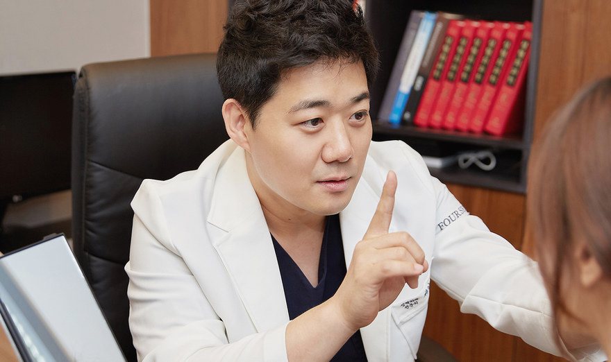 在診間與患者面對面坐著說明手術計畫的 Jegal Jeong⁠-⁠jae 代表院長