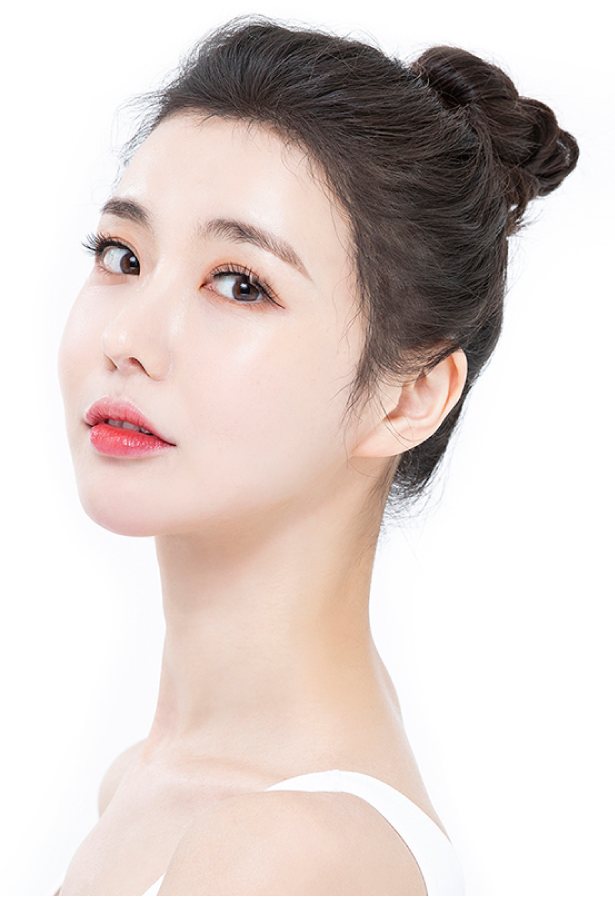 고개를 살짝 돌린 45도 각도의 여성 모델 얼굴