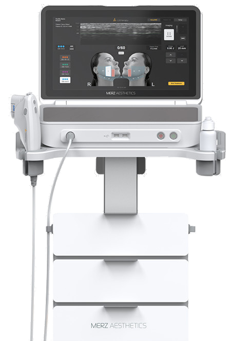 Аппарат Ultherapy PRIME — мобильная установка с включённым монитором и подвешенным ручным аппликатором с трансдьюсером