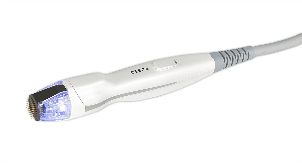 الشكل الكامل لقبضة الإبر الدقيقة Virtue RF — رأس شفاف تصطف فيه إبر ذهبية في نهاية جسم أبيض