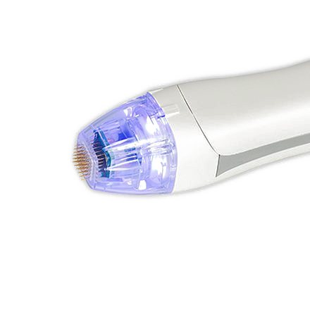 طرف قبضة SMART RF — رأس شفاف مائل للزرقة تغرس فيه الإبر الدقيقة بكثافة
